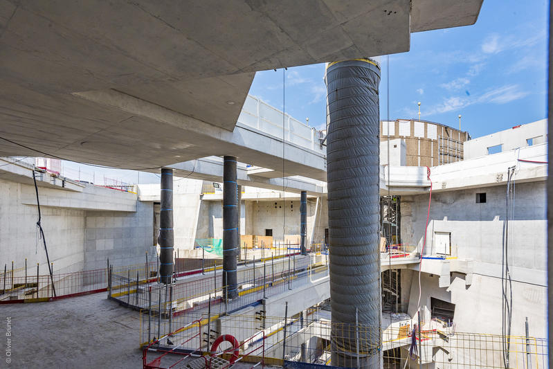 momapix_437676_pos_2